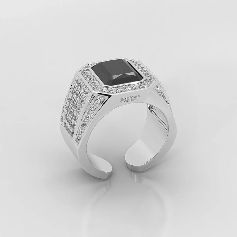 Bague onyx ajustable pour homme en argent 925 poli, onyx noir central et pierres scintillantes, design royal palais d’Orient, cadeau unique, vue debout.