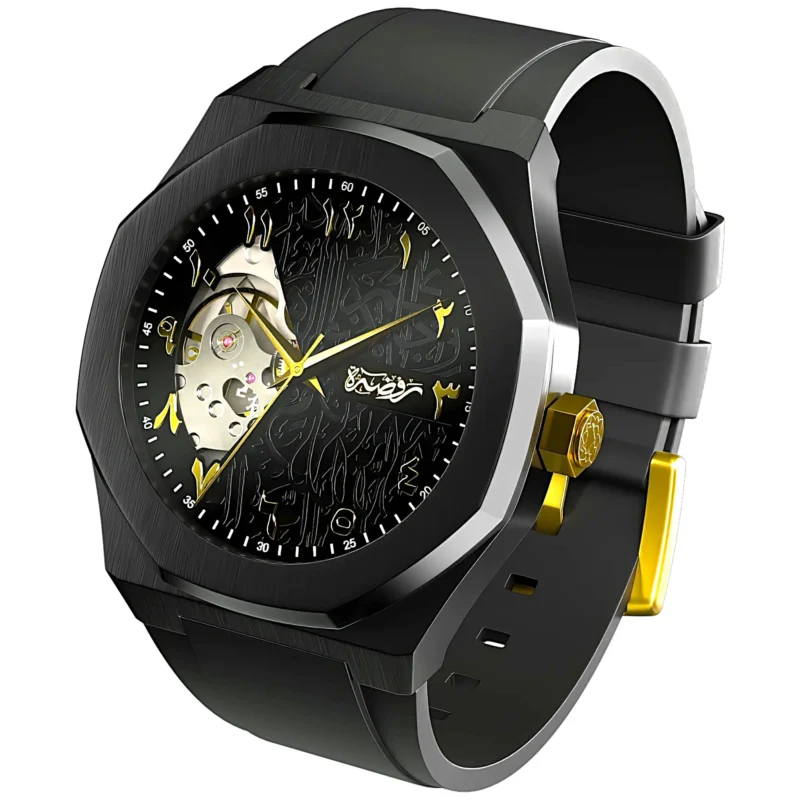 Montre calligraphie, mouvement automatique visible, boîtier noir brossé poli, calligraphie arabe gravée, vue de côté, Montre Calligraphie Al Layl.
