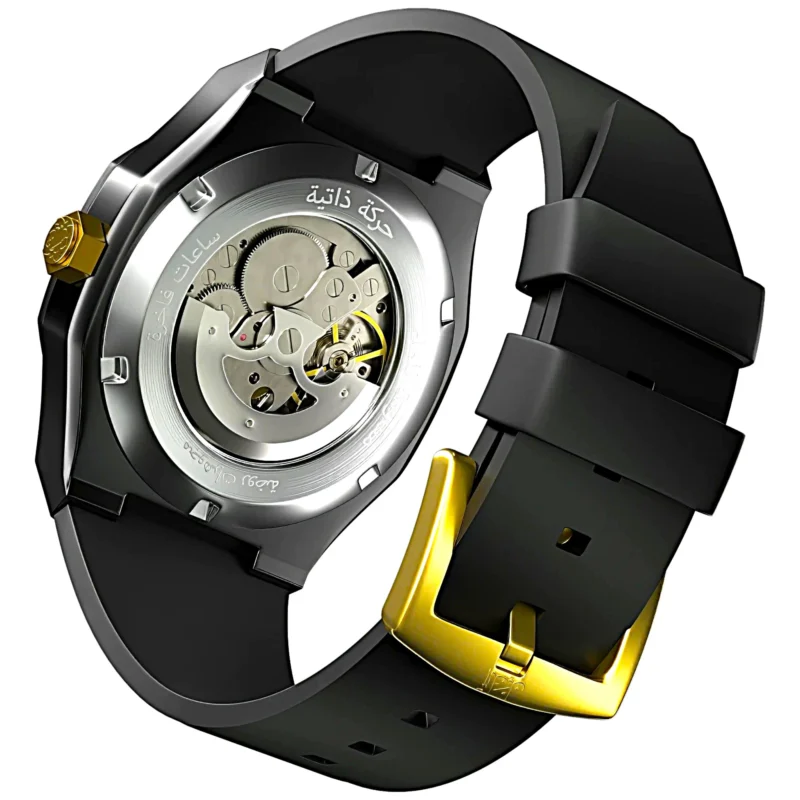 Montre calligraphie, mouvement automatique visible, boîtier noir poli, calligraphie arabe sur cadran noir, vue arrière, Montre Calligraphie Al Layl.