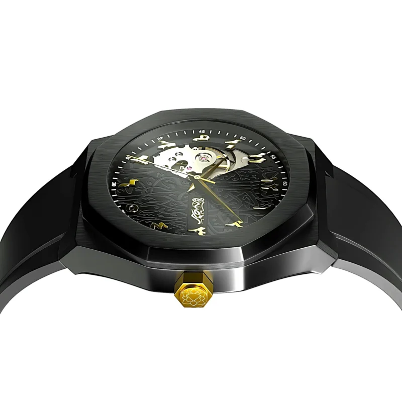 Montre calligraphie, mouvement automatique visible, boîtier noir brossé poli, calligraphie arabe brillante, vue allongée, Montre Calligraphie Al Layl.
