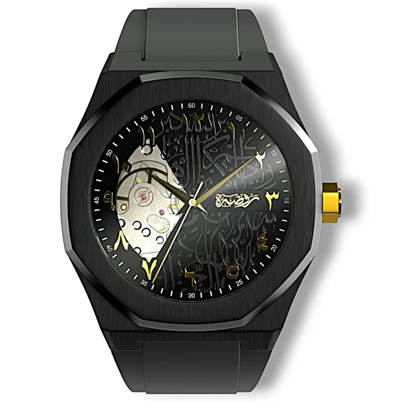 Montre calligraphie, mouvement automatique visible, calligraphie arabe sur cadran noir, boîtier noir brossé poli, élégant et luxueux, vue de face, Montre Calligraphie Al Layl.