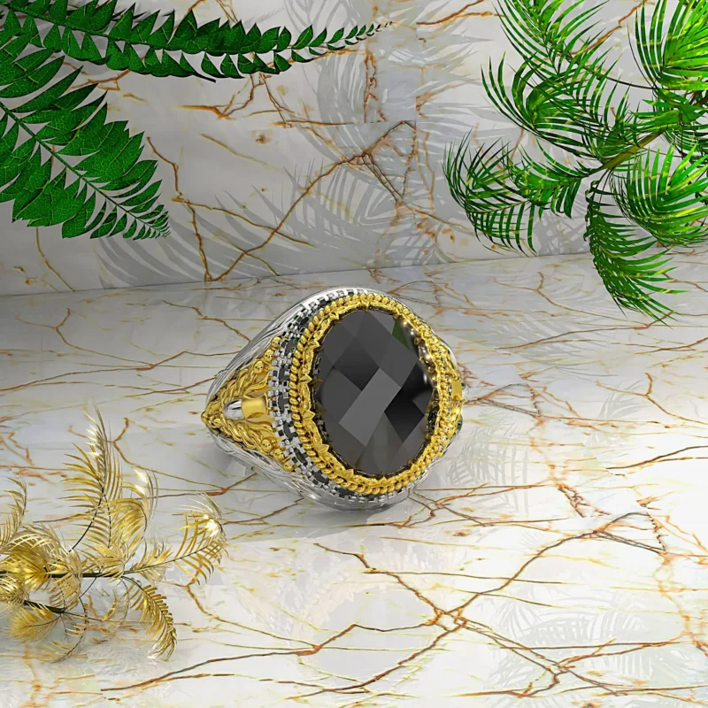 Bague chevalière ajustable homme en argent poli avec pierre onyx noire ovale et dague dorée sculptée, style arabe traditionnel, posée sur marbre.